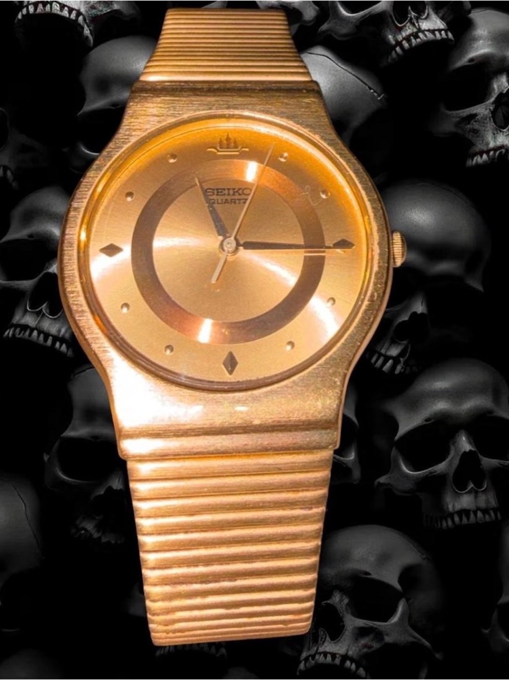 Classic vintage 90’s Seiko with a great retro gold-on-gold look